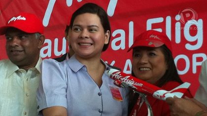 Davao City Mayor Sara Duterte (center) poses for a photo opportunity with AirAsia Group CEO Tony Fernandes (L) and AirAsia Philippines CEO Maan Hontiveros (R). Photo by KD Suarez