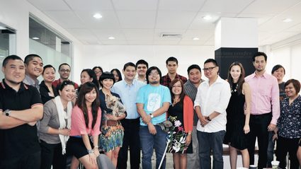 YOUNG AND CREATIVE. Arriane Serafico (third from left, in pink) and Sen. Guingona (center) at their initial soundboard meeting with people from the creative industry
