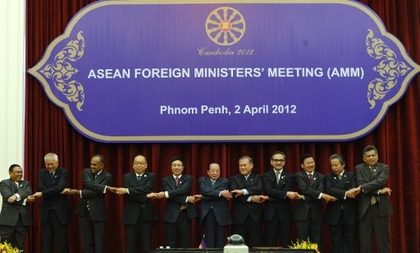 Assocition of South East Asian (ASEAN) Foreign Ministers including (L-R) Myanmar's Wunna Maung Lwin, Philippines' Albert del Rosario, Singapore's K. Shanmugam, Thailand's Surapon Tovichakchaikul, Vietnam's Pham Binh Minh, Cambodia's Hor Namhong, Brunei's second Foreign Minister Dato Lim Jock Seng, Indonesia's Marty Natalegawa, Laos' Thongloun Sisoulith, Malaysia's Anifah Aman and ASEAN Secretary General Surin Pitsawan joint hands as they pose prior during the opening of their annual Ministerial Meeting in Phnom Penh on April 2, 2012. Photo by AFP 