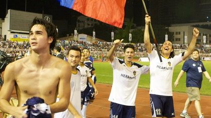 AZKALS HAVE BEEN HAPPIER. The Azkals wave the Philippine flag after their game against LA Galaxy on December 3, 2011. Beth Frondoso.