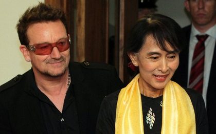 Myanmar democracy icon Aung San Suu Kyi (R) and Irish singer Bono (L) arrive at Dublin airport in Dublin, Ireland on June 18, 2012. Aung San Suu Kyi landed in Ireland with U2 star Bono by her side for a flying visit on her European tour that was to see her pick up a prize honouring her unwavering commitment to human rights. AFP PHOTO / PETER MUHLY