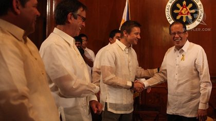 LEAVING PH. The people behind "The Bourne Legacy" share light moments with the President as they capped their filming in the Philippines.