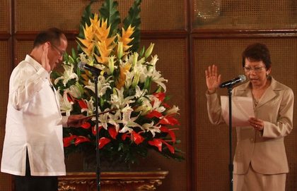 NEW ENVOY TO CHINA. President Benigno Aquino III administers the Oath of Office to Sonia Cataumber-Brady as Ambassador to the People’s Republic of China at the Rizal Ceremonial Hall of Malacañang Palace, June 18, 2012. Photo courtesy of Lauro Montellano Jr./ Malacañang Photo Bureau