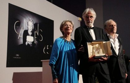 CANNES 'LOVE.' Austrian director Michael Haneke (C) poses during a photocall with French actors Emmanuelle Riva (L) and Jean-Louis Trintignant after being awarded with the Palme d'Or for his film "Amour" at the 65th Cannes film festival on May 27, 2012 in Cannes. AFP PHOTO / LOIC VENANCE