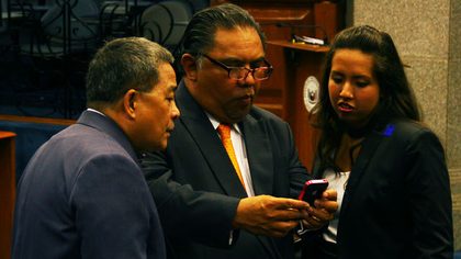 IMPORTANT TEXT MESSAGE? Defense lawyers huddle (PHOTO BY EMIL SARMIENTO)
