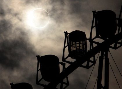 SOLAR ECLIPSE. An annular solar eclipse is seen over a ferris wheel in Tokyo on May 21, 2012. For the first time in 932 years, a swathe of the country was able to see the annular solar eclipse, when the moon passes in front of the sun, blocking out all but an outer circle of light. AFP PHOTO / Yoshikazu TSUNO