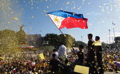 YELLOW. Confetti in trademark yellow pours over Edsa. Photo by Adrian Portugal