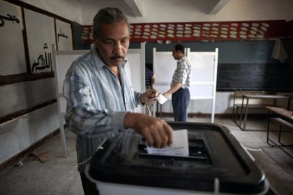 HISTORIC. An Egyptian man casts his ballot inside a polling station in Cairo on May 23, 2012, during the country's historic presidential election, the first since a popular uprising toppled Hosni Mubarak. AFP PHOTO/MARCO LONGARI
