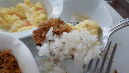 BERAS PLUS.  Nasi bawang putih dan telur melengkapi kenikmatannya.