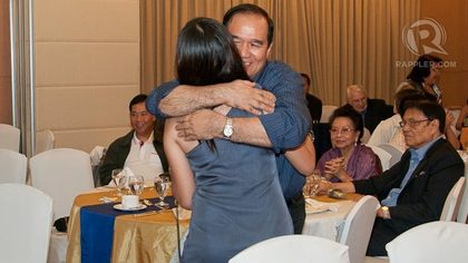 PRESS KEBAHAGIAAN.  Maan menerima pelukan hangat dari ayahnya setelah bernyanyi di ulang tahun pernikahan orang tuanya yang ke-25.  Foto Maan Nitura