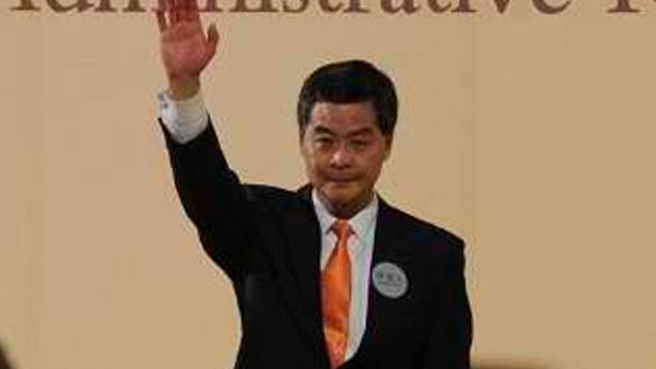 NEW LEADER. Hong Kong chief executive elect Leung Chun-ying waves after being announced as the winner of the Hong Kong chief executive election on March 25, 2012. Photo by AFP