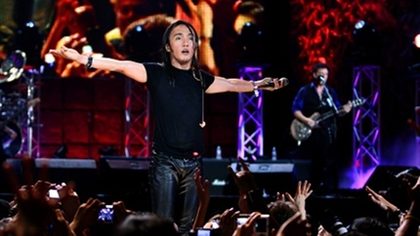 Arnel Pineda during his last concert with Journey in Manila. Photo courtesy of Cine Diaz Productions