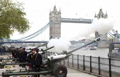 62-GUN SALUTE FOR THE QUEEN. Soldiers of the Honorable Artillery Company fire blank rounds during a 62 gun salute at the Tower of London on June 2, 2012, to mark the start of diamond jubilee weekend celebrations for Britain's Queen Elizabeth II. Britain was Saturday set to begin four days of festivities for Queen Elizabeth II's diamond jubilee, with organizers hoping a surge in enthusiasm for the royals would inspire crowds to defy drizzling rain. AFP PHOTO / MIGUEL MEDINA