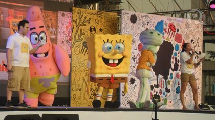 IN THE MOOD for dancing. Spongebob Squarepants, Patrick, and Squidward all came to life for the moms and their kids. Photo by Ferlyn Ramirez 