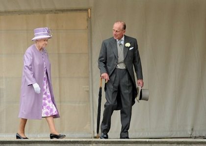 PARTNERS. Britain's Queen Elizabeth II and Prince Philip, Duke of Edinburgh, attend a garden party at Buckingham Palace, in London, on May 29, 2012. Photo by AFP