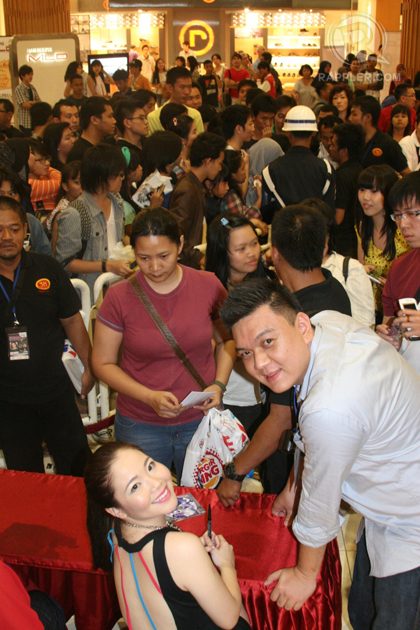 ALL-OUT SUPPORT. Fans from as far as Indonesian provinces flocked to Supermal Karawaci to see Sabrina and have her sign their CDs.