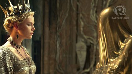 THE FAIREST OF ALL? Charlize Theron as Queen Ravenna steals the show. Movie still from Universal Pictures