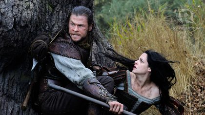 IT JUST ISN'T THERE. Moviegoers wish there is more between the Huntsman and Snow White — but there isn't. Movie still from Universal Pictures