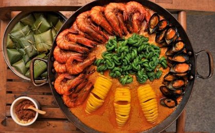 CARE FOR KARE-KARE? "Seafood Kare-Kare", a peanut based delicacy with giant tiger prawn, squid, mussels, and string beans partnered with shrimp paste. AFP PHOTO/NOEL CELIS