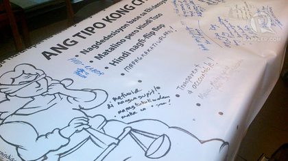 SOLICITING OPINIONS. On a tarpaulin during the launch, participants write their desired characteristics in an ideal Chief Justice, with the movement soliciting opinions from other Filipinos.