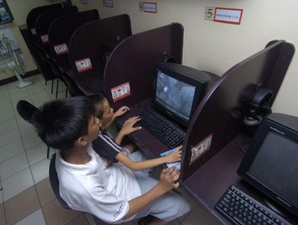 Children play an on-line game on a computer. Photo from AFP