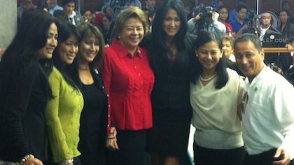 REUNITED. After a bitter feud, Cristina Corona poses for a photo opportunity with members of the Basa family.