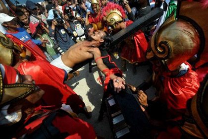 ANNUAL CRUCIFIXION. Every year the ritual is the same but the crowds continue to come and watch. AFP photo in San Pedro, Cutud in 2010.