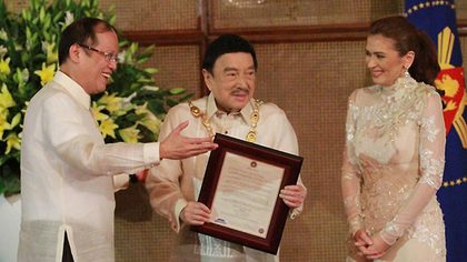 'GOLDEN HEART.' In 2010, President Aquino awarded Dolphy the grand collar of the Order of the Golden Heart. The Comedy King, however, has been wanting to receive the National Artist award as well. File photo by Alfredo Francisco/PCOO 