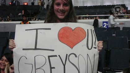 GAL FANS UNITED. Greyson's female fans thought of all the ways the singer will know how much they love him. Photo by Bert Sulat Jr.