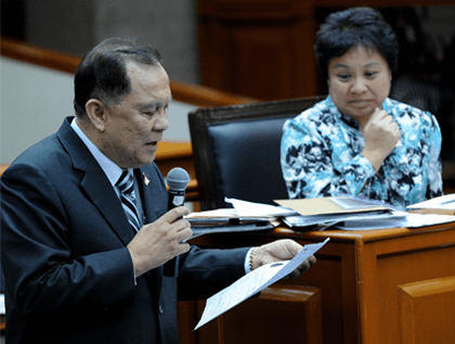 INCOME SOURCES. Private Prosecutor Arthur Lim presents Internal Revenue chief Kim Henares as witness in relation to Chief Justice Renato Corona's sources of income (Source: PHOTO by TED ALJIBE / AFP / SENATE POOL)