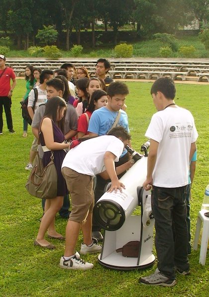 TAKING A PEEK. Non-astronomers line up to witness 'heavenly' history. Photo by Joyce Torrecampo. 
