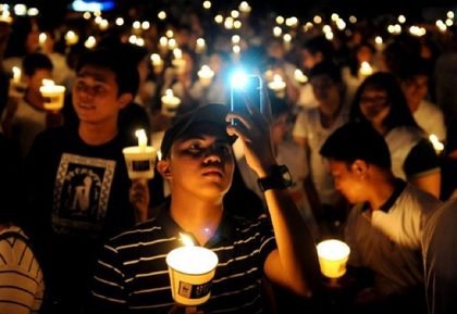 CANDLELIGHT. The 6th global Earth Hour is observed in Makati. Photo by Noel Celis/AFP.