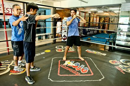 RIGHT WAY. Boxing trainer Geof Gonzales teaches the right boxing form.