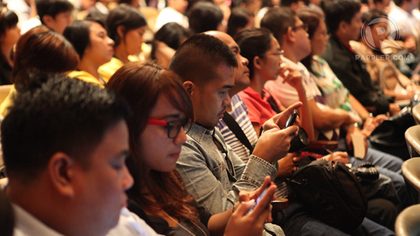 CITIZEN COVERAGE: Bloggers at MoveManila live tweeting during the event.