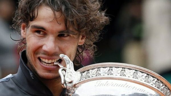 VICTORY. Spain's Rafael Nadal celebrates with his trophy after winning against Serbia's Novak Djokovic their Men's Singles final tennis match during the French Open tennis tournament at the Roland Garros stadium, on June 11, 2012 in Paris. Photo by AFP