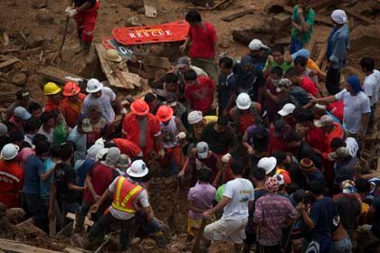 RESCUE. Workers race against time to look for the missing. Photo by Karlos Manlupig
