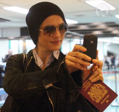 HERE TO HAVE FUN IN THE PHILIPPINES? : Hollywood actress Rachel Weisz at the Ninoy Aquino International Airport Terminal 1