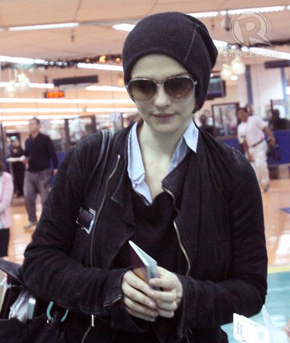 NEWLY ARRIVED : Actress Rachel Weisz, clutches her passport minutes after arriving at the NAIA 1 